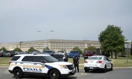 Cảnh sát phong tỏa lối vào Lầu Năm Góc. Ảnh: AP.