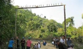 Cổng cấm được dựng để chuẩn bị cho lễ cúng bản