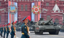 Xe tăng chiến đấu chủ lực T-14 Armata của Nga diễu binh trên Quảng trường Đỏ. Ảnh: Sputnik