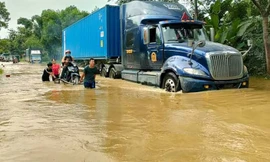 Quốc lộ 2 đoạn qua Tuyên Quang ngập sâu gần 1m, giao thông ùn tắc cục bộ