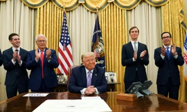 Tổng thống Trump nhận được tràng pháo tay tại Nhà Trắng sau khi thông báo Israel và UAE đã đạt được thảo thuận hòa bình lịch sử hôm 13/8. Ảnh: Reuters.