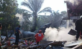 Hiện trường vụ máy bay đâm vào nhà dân