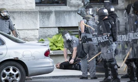 Cơ quan thực thi pháp luật giải tán người biểu tình. Ảnh minh họa: AP