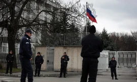 Cảnh sát Bulgaria đứng trước Đại sứ quán Nga ở Sofia, Bulgaria.