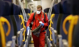 Khử trùng toa tàu ở Milan - Ý ngày 1-3 - Ảnh: CNN