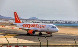 Máy bay không thể cất cánh, phải cắt khách vì... quá nặng