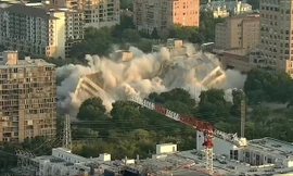 Thót tim tòa nhà ngân hàng 8 tầng sụp đổ trong tích tắc