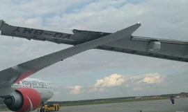 Cánh của 2 chiếc máy bay va chạm nhau. Ảnh: Twitter