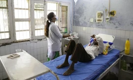 Hơn 100 người Ấn Độ tử vong vì uống rượu giả