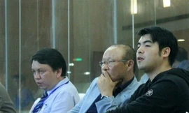 Lee Dong-jun (phải) ngồi cùng HLV Park và ông Lê Hoài Anh - Tổng thư ký VFF.