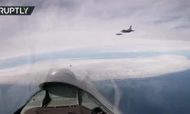 Cận cảnh cặp tiêm kích Su-27 hộ tống F-16 của Bỉ ra khỏi lãnh thổ Nga