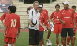 Thời còn là cầu thủ, HLV Riedl là tiền đạo xuất sắc của Austria Wien