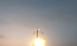 Ấn Độ bắn thử tên lửa hành trình siêu thanh BrahMos từ tàu khu trục INS Vishakhapatnam của Hải quân Ấn Độ. Ảnh: DRDO
