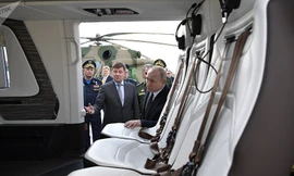 Tổng thống Nga Vladimir Putin kiểm tra máy bay quân sự ở Kazan. Ảnh: Sputnik