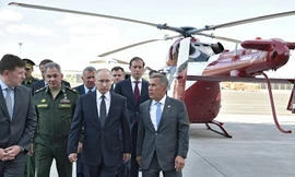 Tổng thống Nga Vladimir Putin trong chuyến thăm nhà máy hàng không Kazan. Ảnh: Sputnik