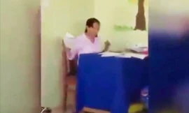 Đình chỉ cô giáo chấm bài rồi bỏ vở học sinh xuống nền nhà