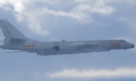 Máy bay ném bom H-6 của Trung Quốc mang theo tên lửa hành trình tấn công mặt đất trong vụ vượt đường trung tuyến trên eo biển Đài Loan. Ảnh: Cơ quan phòng vệ Đài Loan.