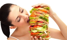 Những thực phẩm ‘phá hủy’ đường ruột cực nhanh mà nhiều người Việt nghiện ăn 'mê mẩn'