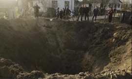 Hiện trường sau một vụ nổ ở Ukraine. Ảnh: AP