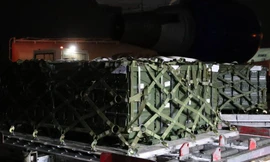 Hình ảnh hàng "viện trợ chết người" của Mỹ tới Ukraine đêm 21/1 (giờ địa phương) được đăng trên trang Twitter của Đại sứ quán Mỹ tại Kieva. 