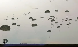 Lính biệt kích Iran đổ bộ rợp trời ngay cửa Vịnh Ba Tư