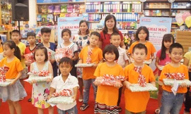 Tặng quà cho các học sinh giỏi có hoàn cảnh khó khăn