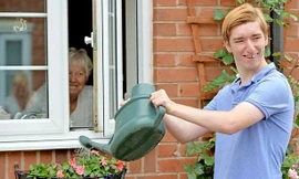 Chàng trai dị tật nhiễm sắc thể làm nghìn việc tốt trong mùa dịch