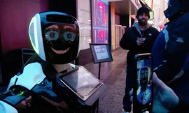 Robot trên Quảng trường Thời đại ở New York, Mỹ. (Nguồn: Yahoo News)