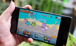 Một game thủ Việt đang chơi Axie Infinity. Ảnh: Trọng Đạt