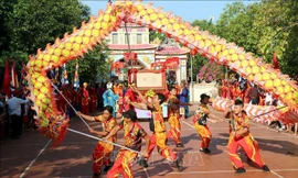 Múa Lân Sư Rồng chào mừng Lễ nghinh thần, rước sắc phong và bằng công nhận di tích từ mộ Thầy Thím về dinh Thầy Thím. Ảnh tư liệu: Nguyễn Thanh/TTXVN