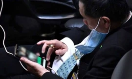 Nghị sĩ Ronnathep Anuwat bị cho là xem ảnh khiêu dâm lúc đang họp - Ảnh: Bangkok Post