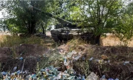 Người dân Nga bất ngờ phát hiện xe tăng T-90 bị 'bỏ rơi' ở bãi rác