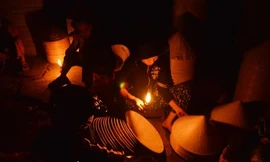 Chiếc nón được gìn giữ trong phiên chợ từ bao đời nay. Ảnh: danviet