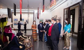 Đại sứ đặc mệnh toàn quyền nước Cộng hòa Philippines tại Việt Nam Meynardo Los Banos Montealegre thm quan triển lãm. Ảnh: Báo văn hóa