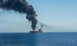 Một tàu chở dầu bị tấn công trên biển Ả-rập. Ảnh: Jerusalem Post.