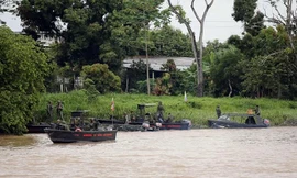 Binh sĩ Venezuela tuần tra trên sông Arauca, biên giới Venezuela-Colombia. Ảnh: Reuters