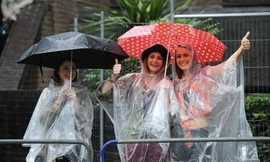 Bí kíp đi du lịch gặp mưa bão vẫn 'vui hết nấc'