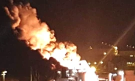 Cháy tàu chở dầu, 17 người thương vong. Ảnh cắt clip