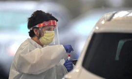 Nhân viên y tế tiến hành kiểm tra sức khỏe tại một điểm lưu động tại Wyoming. Ảnh: AP.