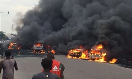 'Hôi của" xe chở dầu bị lật, hàng trăm người thương vong