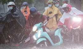 Nhiều người ngã sõng soài trên đường ngập nước ở TPHCM