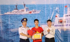 Trao giải Nhất cho em Nguyễn Văn Hưng, học sinh lớp 9A