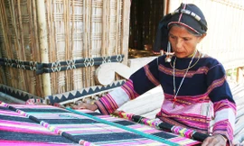 Truyền dạy nghề dệt thổ cẩm truyền thống ở Bình Định