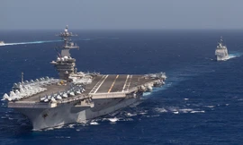 Tàu sân bay USS Theodore Roosevelt cùng tuần dương hạm USS Bunker Hill trên Thái Bình Dương. Ảnh: HẢI QUÂN MỸ