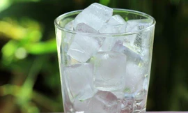 Mùa nóng uống nước đá 'cực đã' nhưng coi chừng rước đủ bệnh vào thân