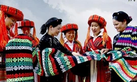 Liên hoan trình diễn trang phục dân tộc truyền thống dân tộc thiểu số