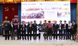 Nhấn nút ra mắt giao diện mới và phiên bản tiếng Anh.