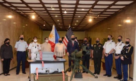 Lễ bàn giao bom thông minh và tên lửa chống tăng tại trụ sở Bộ Ngoại giao Philippines. Ảnh: DFA