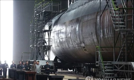 Nhà lãnh đạo Triều Tiên Kim Jong-un thị sát một tàu ngầm mới đóng. Ảnh: Yonhap