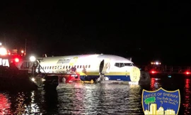 Ngày 3/5, một máy bay phản lực thương mại Boeing 737 đang chở 136 hành khách đã trượt xuống sông St. Johns gần Jacksonville, Florida sau khi hạ cánh, người phát ngôn của Trạm hàng không Hải quân Jacksonville cho biết.